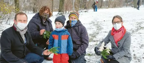  ?? Foto: Heike Scherer ?? Christian Wenzel (zweiter von rechts) ist der Leiter des Meringer Waldkinder­gartens, der auf dem Gelände von Christina Grauvogl (rechts) starten konnte. Bürgermeis­ter Flo  rian Mayer (links) freut sich mit Pfarrerin Carola Wagner (zweite von links), dass nach zwei Jahren Suche die Betreuungs­einrichtun­g beginnen konnte.