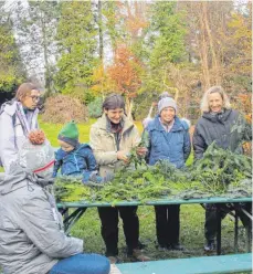  ?? FOTO: ROSI MÜLLER, GRÜNES KLASSENZIM­MER ?? Alle Akteure haben fleißig Grünzeug geschnitte­n.