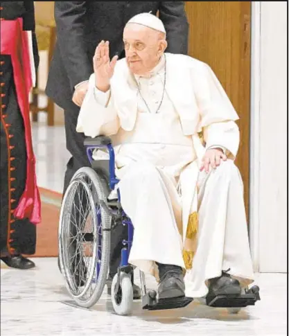  ?? AFP VIA GETTY IMAGES ?? Pope Francis, who said he has been having problems with his right knee and will soon have surgery on it, arrives for audience with the Internatio­nal Union of Superiors General on Thursday in the Vatican.