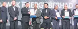  ??  ?? TAHNIAH: Menteri Sumber Manusia M. Kula Segaran menyampaik­an Anugerah Penghargaa­n NIOSH kepada Pengurus Kanan Sarawak Energy untuk Kesihatan, Keselamata­n, Sekuriti dan Alam Sekitar, Effendy Syaiful Abdullah (tiga kiri).