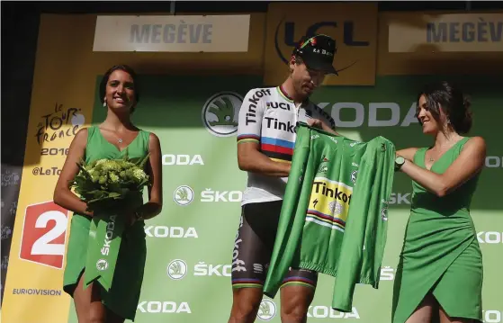  ?? LUDBROOK
FOTO: EPA/KIM ?? Peter Sagan klarade inte av att hålla händerna i styr vid en prisutdeln­ing 2015 utan valde att ta en av kvinnorna vid ceremonin på baken.