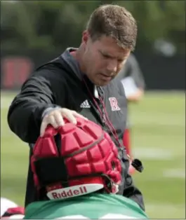  ?? JULIO CORTEZ — THE ASSOCIATED PRESS ?? Rutgers head coach Chris Ash, top, talks to running back Jonathan Hilliman during practice Friday in Piscataway.