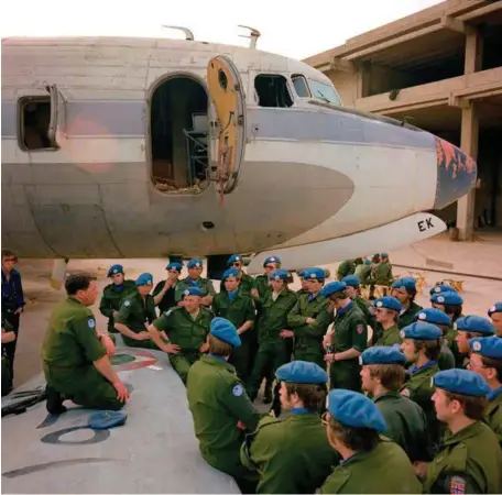  ??  ?? Norske Fn-soldater ankommer flyplassen i Beirut i 1978. FOTO: FORSVARET