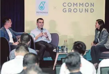  ?? PIC BY ASWADI ALIAS ?? Petronas Dagangan Bhd managing director and chief executive officer Datuk Seri Syed Zainal Abidin (centre) with Common Ground co-founder Juhn Teo (left) at a dialogue session in Common Ground room in Kuala Lumpur yesterday.