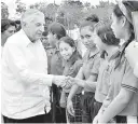  ??  ?? Con alumnos de primaria de la ranchería Aquiles Serdán.