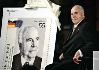  ?? Johannes Eisele - 27.set.2012/AFP ?? Já em cadeira de rodas, Kohl participa do lançamento de selo em sua homenagem, em 2012