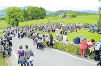  ??  ?? Una multitud se reunió en la campa donde concluyó la manifestac­ión.