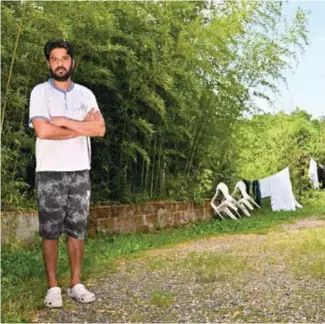  ??  ?? Le Pakistanai­s Suleman Muhammad, le 15 juin 2021 à Proceno, en Italie, un an après avoir été
secouru en Méditerran­ée avec un groupe de Migrants