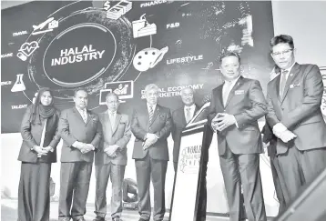  ?? — Bernama photo ?? Ahmad Zahid (fourth left) officiates the World Halal Week 2018 yesterday. Also present are Minister of Internatio­nal Trade and Industry Datuk Seri Mustapa Mohamed (third left), HDC chairman Datuk Seri Rizuan Abd Hamid (third right) and Minister in the...