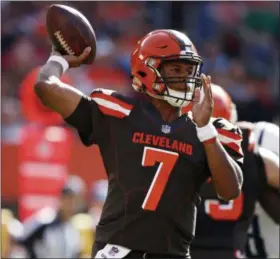  ?? RON SCHWANE — THE ASSOCIATED PRESS ?? Browns quarterbac­k DeShone Kizer passes against the Titans on Oct. 22 in Cleveland.