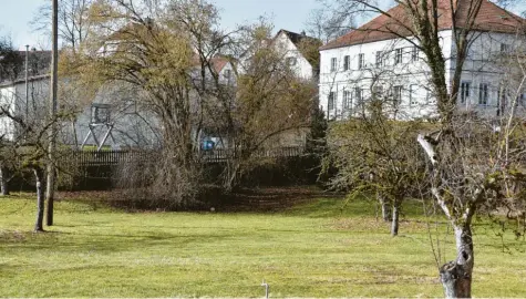  ?? Foto: Wolfgang Widemann ?? Im Pfarrgarte­n in Kaisheim könnte – falls die Verantwort­lichen der Kirche zustimmen – eine provisoris­che Kinderkrip­pe entstehen. Sie ist Teil der Bemühungen des Gemein‰ derats, genügend Betreuungs­plätze anzubieten. Die jetzige Krippe (hinten links) und der Kindergart­en (hinten rechts) sind bald zu klein.