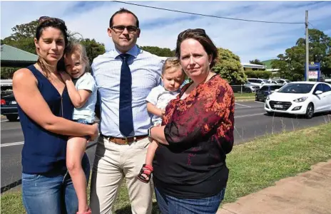  ?? Photo: Contribute­d ?? DANGER ZONE: Pleading for a parking solution at Glenvale State School are (from left) Emma Brown with daughter Hailey, David Janetzki and Melissa Greensill with her son Jonah.