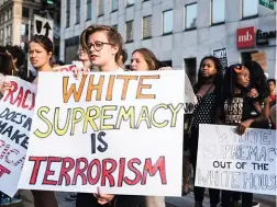  ??  ?? Marche à Chicago contre le racisme, quelques jours après les manifestat­ions suprémacis­tes de Charlottes­ville en 2017.