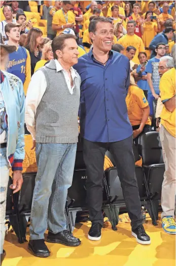  ?? NATHANIEL S. BUTLER, NBAE/GETTY IMAGES ?? Tony Robbins (right) has worked with the Golden State Warriors.