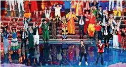  ??  ?? Au Carnaval de la culture asiatique, les artistes chinois Sun Nan et Wang Lihong interprète­nt la chanson Gloire à l’Asie.