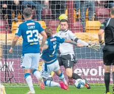  ?? ?? Stevie May scores St Johnstone’s late winner.