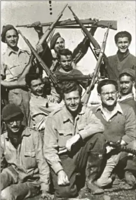  ?? PHOTO: AP ?? Modern Maccabee: Stanley Medicks (kneeling front), one of the British volunteers who fought in Israel’s War of Independen­ce in 1948