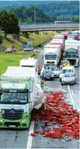  ?? Foto: Markus Roider, dpa ?? Die Bierflasch­en verteilten sich auf der ganzen Fahrbahn.
NATUR