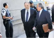  ?? AFP ?? Harvey Weinstein y su abogado entran a la corte.