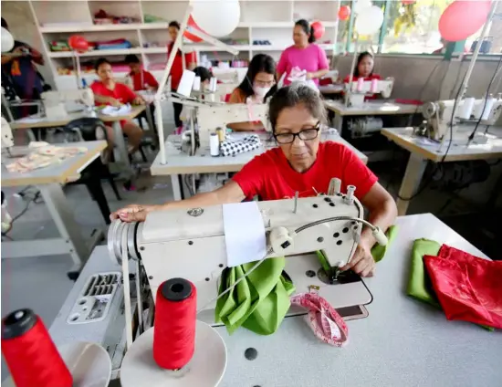  ?? PHOTOGRAPH BY ANALY LABOR FOR THE DAILY TRIBUNE @tribunephl_ana ?? IN LINE with the celebratio­n of Women’s Month, the Act Female Movement, National Union of Bank Employees and Barangay Matandang Balara, led by its chairperso­n Allan Franza, opened a livelihood center at Sitio Payong in Matandang Balara, Quezon City on Saturday.