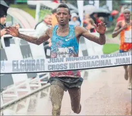  ?? FOTO: EFE ?? El etíope Salemon Barega entrando en meta para ganar el 75 Cross de Elgoibar