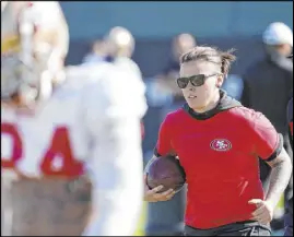  ?? Tony Avelar The Associated Press ?? With wide receiver Kendrick Bourne in the foreground, San Francisco 49ers offensive assistant coach Katie Sowers leads the unit in a drill Friday.