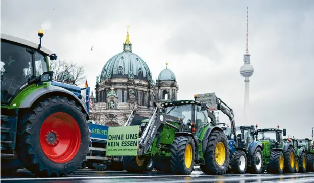  ?? Foto: Felix Zahn, Imago ?? In langen Traktoren-Konvois protestier­ten Landwirte aus ganz Deutschlan­d am Montag in Berlin.