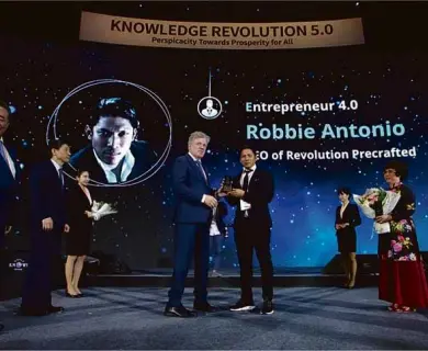  ??  ?? Robbie Antonio receiving the award from former Prime Minister of Finland Esko Aho.