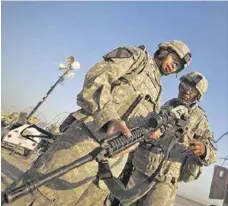  ??  ?? »Dos soldados patrullan en las calles de Irak.