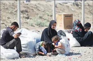  ?? (AFP) ?? Displaced women and children sit at the Hammam al-Alil camp for internally displaced people south of Mosul on May 25, as government forces continue their offensive to retake the city of Mosul from Islamic State (IS) group
fighters.