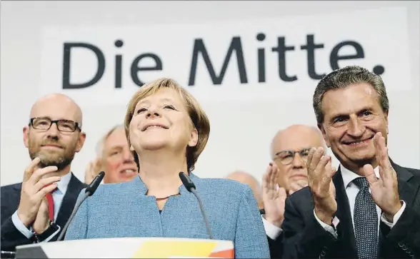  ?? KAI PFAFFENBAC­H / REUTERS ?? Sonrisa de circunstan­cias la de anoche de Angela Merkel, a quien se le ha complicado sobremaner­a la formación de gobierno
