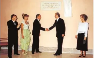  ??  ?? Los Reyes Don Juan Carlos y Doña Sofía, con los barones Thyssen y Jordi Solé Tura, en la inauguraci­ón del Museo Thyssen en 1992