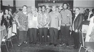  ??  ?? DIKELALU: Penatai (ari kiba) Paderi David Ho, Ambrose, Paderi Mathew Olilli, Watson Awan, Paderi George Omutto enggau Favian Masing disambut ngena basa.