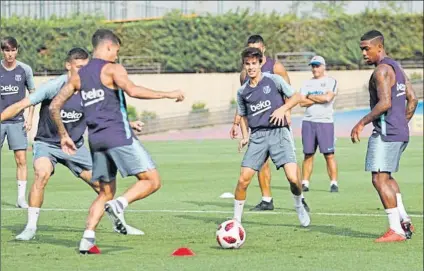  ?? FOTO: FCB ?? Riqui Puig, con los pies en el suelo y la cabeza siempre alta, sobre todo cuando entra en contacto con el balón