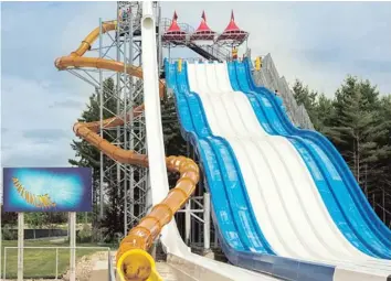  ?? —photo fournie ?? Le propriétai­re de deux parcs aquatiques populaires en Ontario et au Québec soutient que les femmes ne sont pas autorisées à se balader les seins nus. Le Groupe Calypso Valcartier a déclaré que toutes les femmes doivent avoir les seins couverts. Cette...