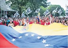  ??  ?? Partidario­s del presidente Nicolás Maduro, marcharon hacia el palacio presidenci­al de Miraflores, en Caracas, para expresar su apoyo al mandatario.