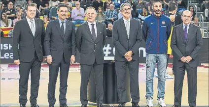  ?? FOTO: P. PUNTÍ ?? Figueras, Bartomeu, Bové, Bertomeu, Navarro y Bladé. El eterno fisio del Barça recibió el cariño de la afición en el centro del Palau