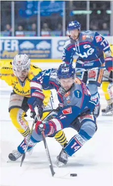  ?? FOTO: FELIX KÄSTLE ?? Brian Roloff und die Ravensburg Towerstars rutschten in der DEL 2 nach einem Null-Punkte-Wochenende auf Platz zwölf ab.