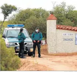  ?? MANU REINO / EFE ?? La Guardia Civil vigila el acceso a la finca donde fueron hallados los cuerpos.