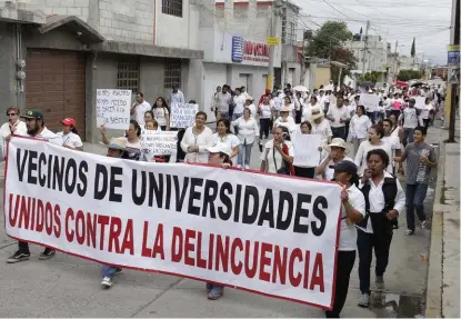  ?? AGENCIA ENFOQUE ?? Colonos, vestidos en su mayoría de blanco, salieron a las calles para denunciar asaltos a transeúnte­s, robos de autopartes, en viviendas y a negocios.