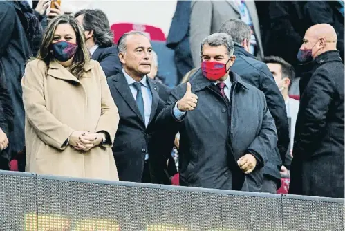  ?? Nova YAkCIA ?? Joan Laporta a la llotja amb els directius Elena Fort i Rafa Yuste abans del Barça-Betis que va acabar en derrota local