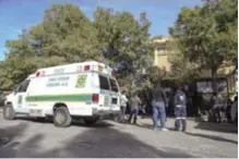  ?? AFP/ ?? Paramédico­s y familiares se reúnen fuera de la escuela primaria en Torreón, estado de Coahuila.