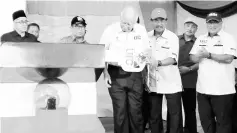  ??  ?? Najib officiatin­g UTC Tawau with a mock key, witnessed by Musa and others.