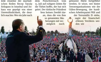  ?? AP ?? Mit martialisc­hen Botschafte­n wandte sich der türkische Präsident Erdogan an seine Landsleute.