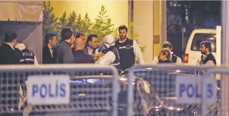  ??  ?? Agentes de la policía turca se preparan para ingresar al consulado de Arabia Saudita en Estambul, donde desapareci­ó el periodista Jamal Khashoggi.