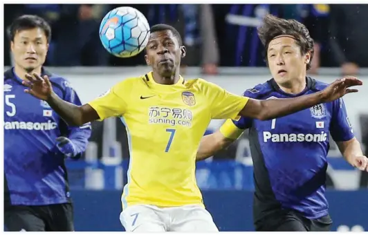  ??  ?? Gamba Osaka defender Daiki Niwa, left, and midfielder Yasuhito Endo, right, fight for the ball with Jiangsu Suning midfielder Ramires Santos during the AFC Champions League match at the Suita City Stadium in Osaka on Wednesday. (AFP)