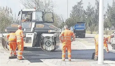  ?? M. À. SÁNCHEZ ?? Los operarios se afanan en la mejora de viales de conexión con la playa, tanto con las aceras como de la calzada.