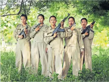  ?? PHOTO:MANOJ VERMA/HT ?? These young women, all new recruits in Delhi Police, are being given commando training