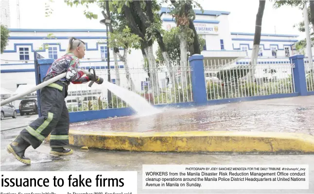  ?? PHOTOGRAPH BY JOEY SANCHEZ MENDOZA FOR THE DAILY TRIBUNE @tribunephl_joey ?? WORKERS from the Manila Disaster Risk Reduction Management Office conduct cleanup operations around the Manila Police District Headquarte­rs at United Nations Avenue in Manila on Sunday.