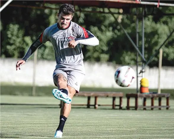  ?? PIETRO CARPI/ EC VITÓRIA ?? Zeca é ambidestro e estreou pelo Vitória no sábado, contra o Santa Cruz. Logo de cara, lateral marcou um gol